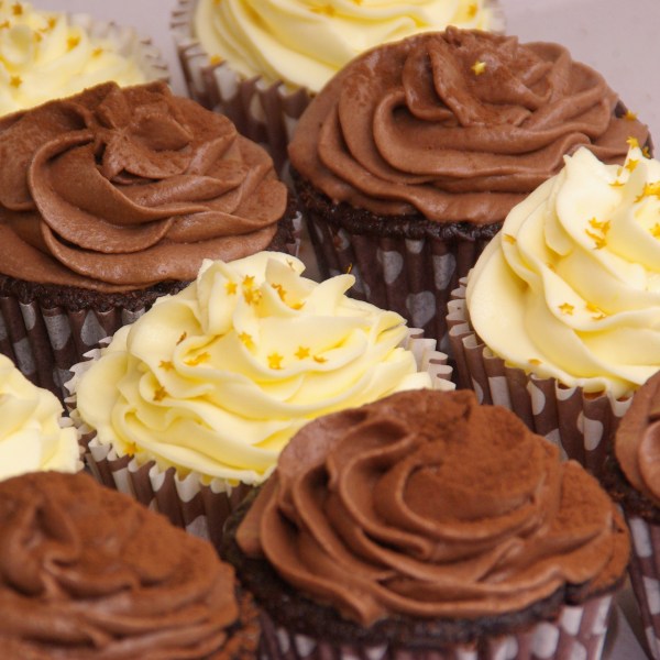 chocolate mud cupcake met mokka toef en cupcakes gevuld met lemoncurd en met toef van mascarpone / lemoncurd